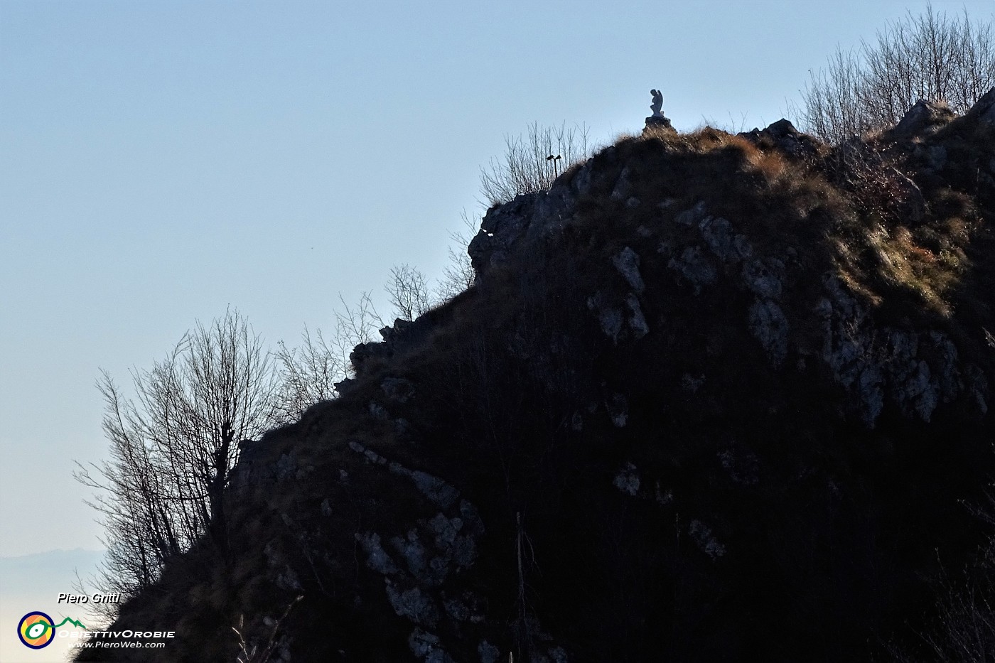 25 Un angioletto posto sul costone della montagna.JPG